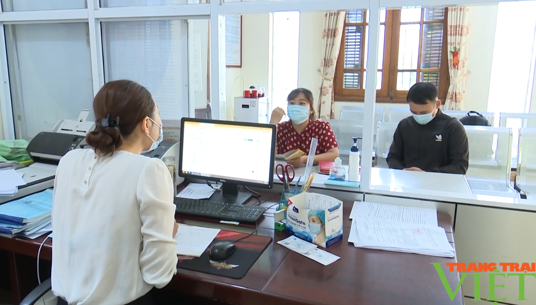 Nỗ lực nâng cao tỷ lệ bao phủ bảo hiểm y tế ở Lai Châu - Ảnh 4. Nỗ lực nâng cao tỷ lệ bao phủ bảo hiểm y tế ở Lai Châu - Ảnh 4.