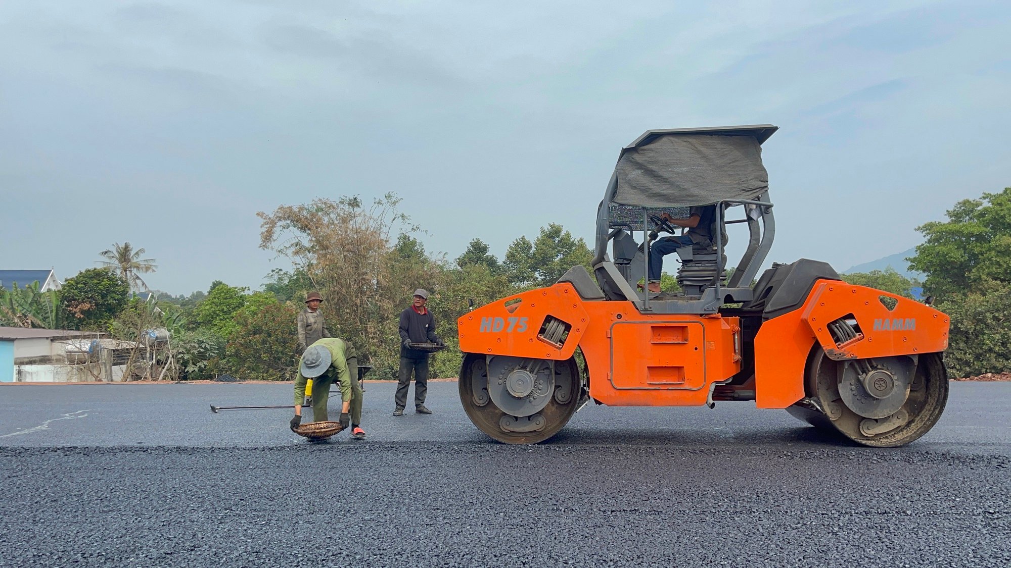 Cao tốc Phan Thiết - Dầu Giây: &quot;Chạy đua&quot; thi công, nhiều đoạn vẫn ngổn ngang chưa phủ nhựa - Ảnh 5.