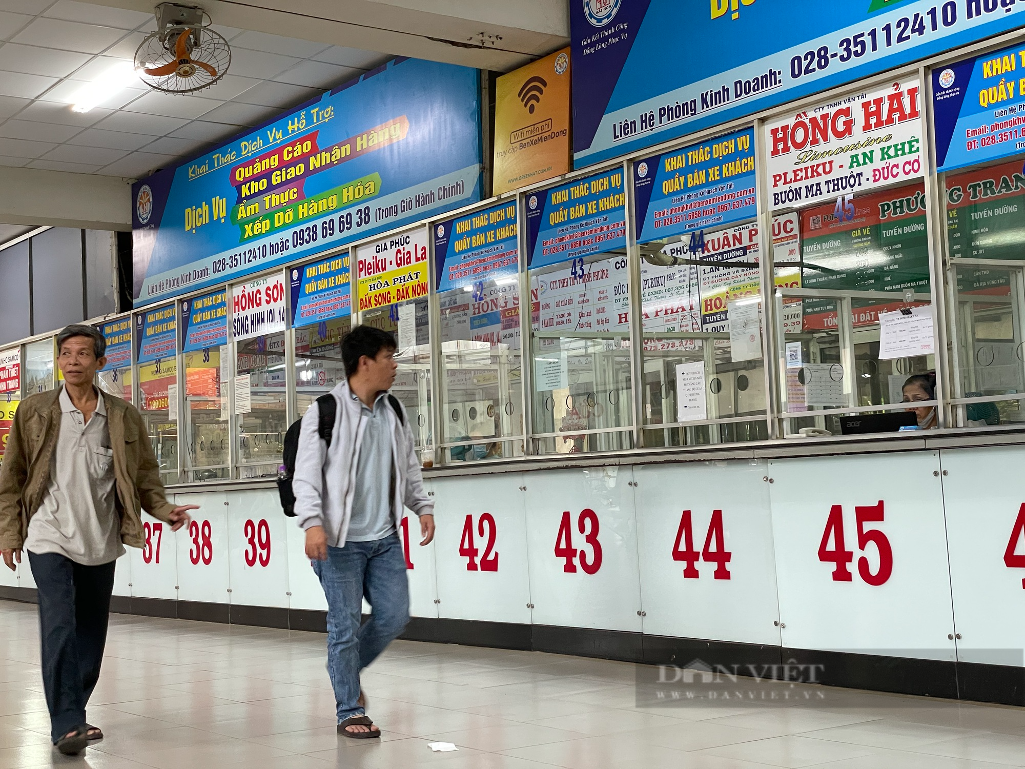 ẢNH: Tết Dương lịch, bến xe lớn nhất TP.HCM &quot;vắng tanh như chùa Bà Đanh&quot;, nhân viên dài cổ chờ khách - Ảnh 4.