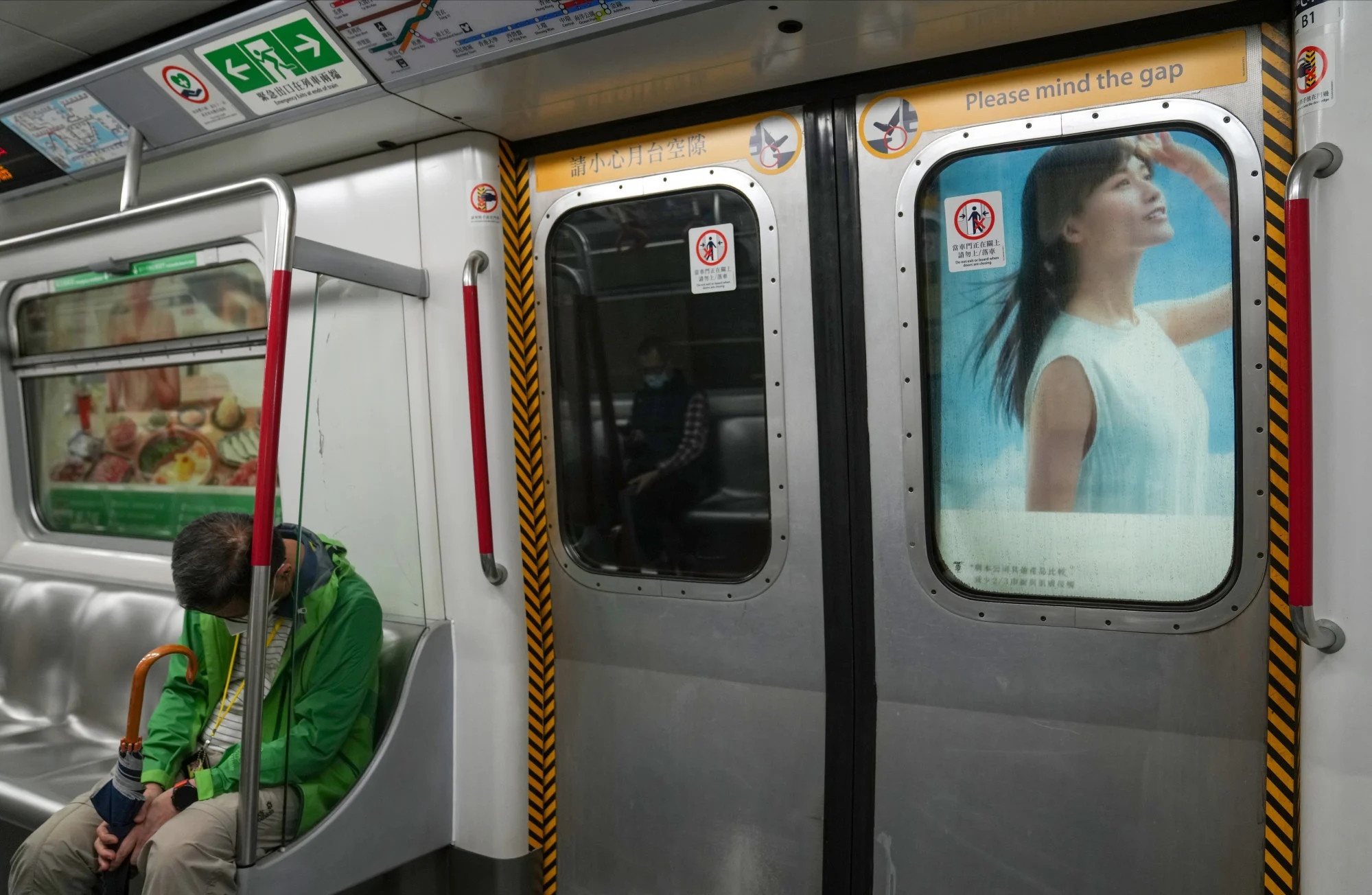 Vì sao nhiều người Hong Kong ngủ vạ vật ở nơi công cộng - Ảnh 2.
