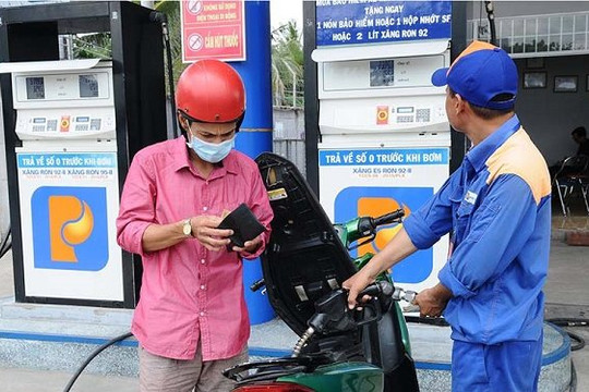 Áp lực giá xăng dầu cuối năm  - Ảnh 1.