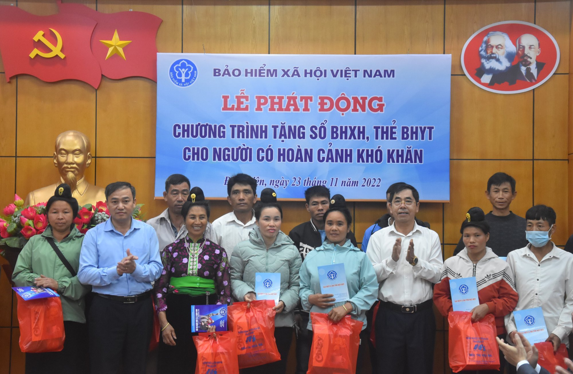 Huy động được hơn 2000 sổ BHXH và 54.600 thẻ BHYT tặng cho người khó khăn - Ảnh 1.