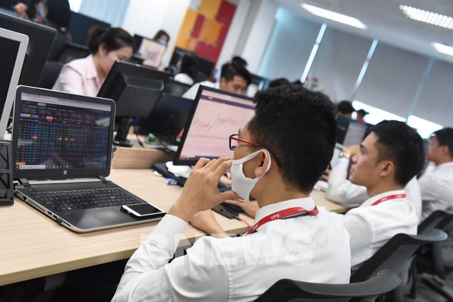 Thanh khoản thị trường chứng khoán dần tiến đến mốc tỷ USD - Ảnh 1.