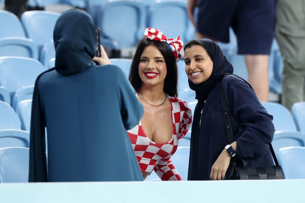 Cựu Hoa hậu Croatia diện đồ hở bạo, gây &quot;náo loạn&quot; trên khán đài World Cup - Ảnh 6.