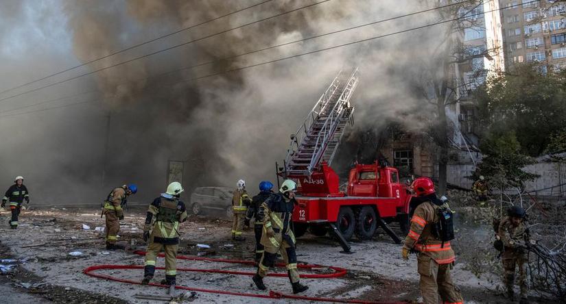 Tên lửa từ tàu chiến và máy bay ném bom chiến lược Nga ào ạt tập kích Ukraine - Ảnh 18.