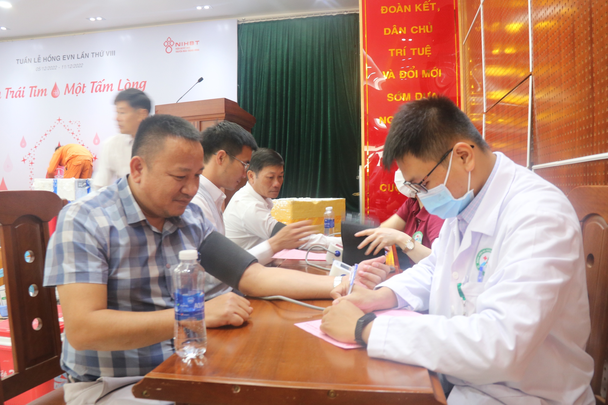 PC Kon Tum hiến 117 đơn vị máu hưởng ứng &quot;Tuần lễ hồng EVN lần thứ VIII&quot; - Ảnh 1.