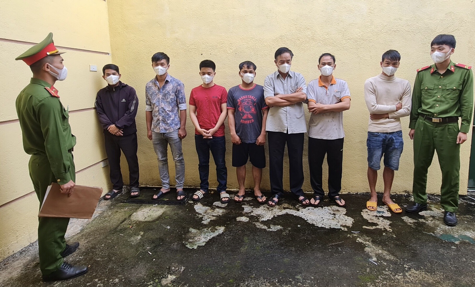 2 ngày triệt phá 2 vụ đánh bạc bằng hình thức cá độ bóng đá tiền tỷ - Ảnh 1.