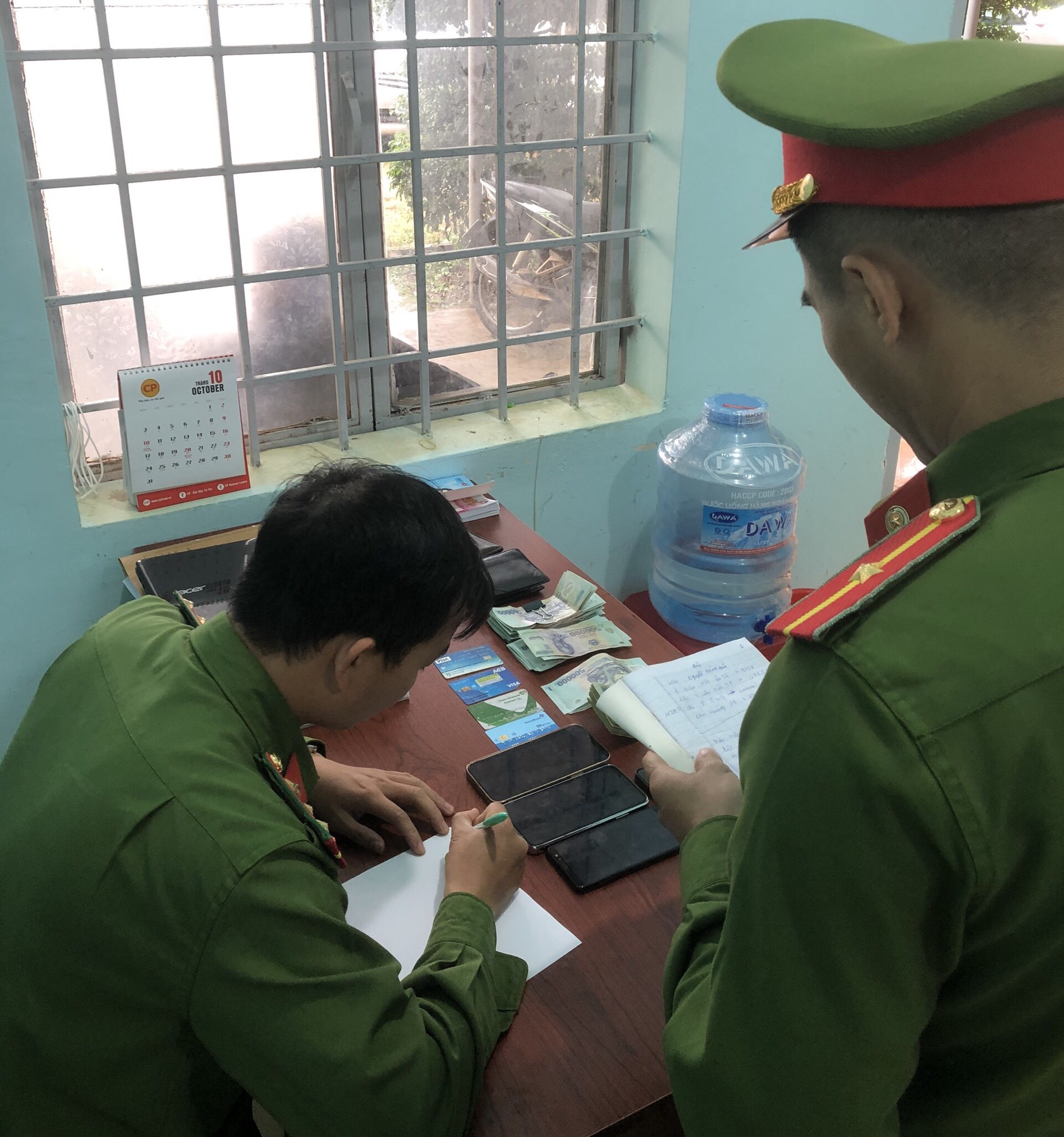 2 ngày triệt phá 2 vụ đánh bạc bằng hình thức cá độ bóng đá tiền tỷ - Ảnh 2.