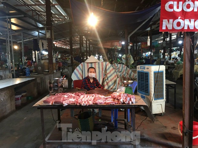 Sắp vào cao điểm Tết, vì sao giá thịt lợn ‘rơi’ tự do? - Ảnh 2. Sắp vào cao điểm Tết, vì sao giá thịt lợn ‘rơi’ tự do? - Ảnh 2.