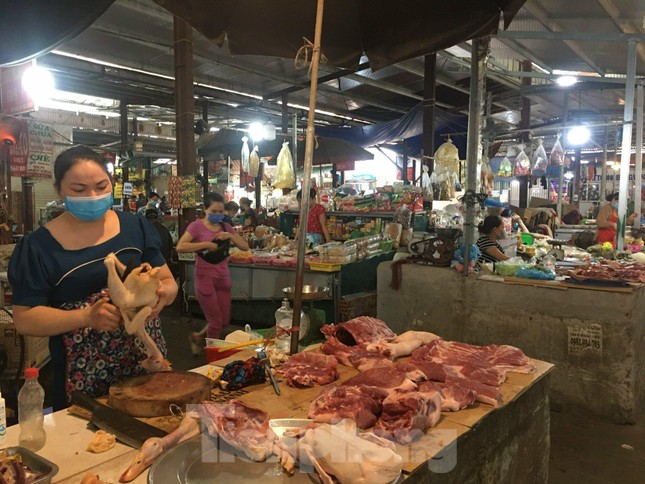 Sắp vào cao điểm Tết, vì sao giá thịt lợn ‘rơi’ tự do? - Ảnh 1. Sắp vào cao điểm Tết, vì sao giá thịt lợn ‘rơi’ tự do? - Ảnh 1.