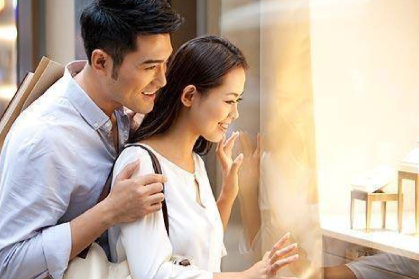 Nửa đêm vợ tỉnh giấc, phát hiện chồng đi nhầm sang phòng cô giúp việc - Ảnh 1.
