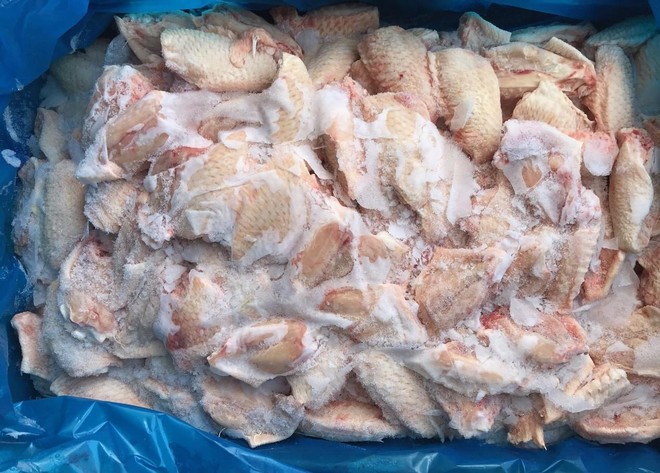 Mỗi tháng nhập khẩu 20.000 tấn gà đông lạnh: Cần hạn chế để "cứu" người chăn nuôi - Ảnh 1. Mỗi tháng nhập khẩu 20.000 tấn gà đông lạnh: Cần hạn chế để "cứu" người chăn nuôi - Ảnh 1.