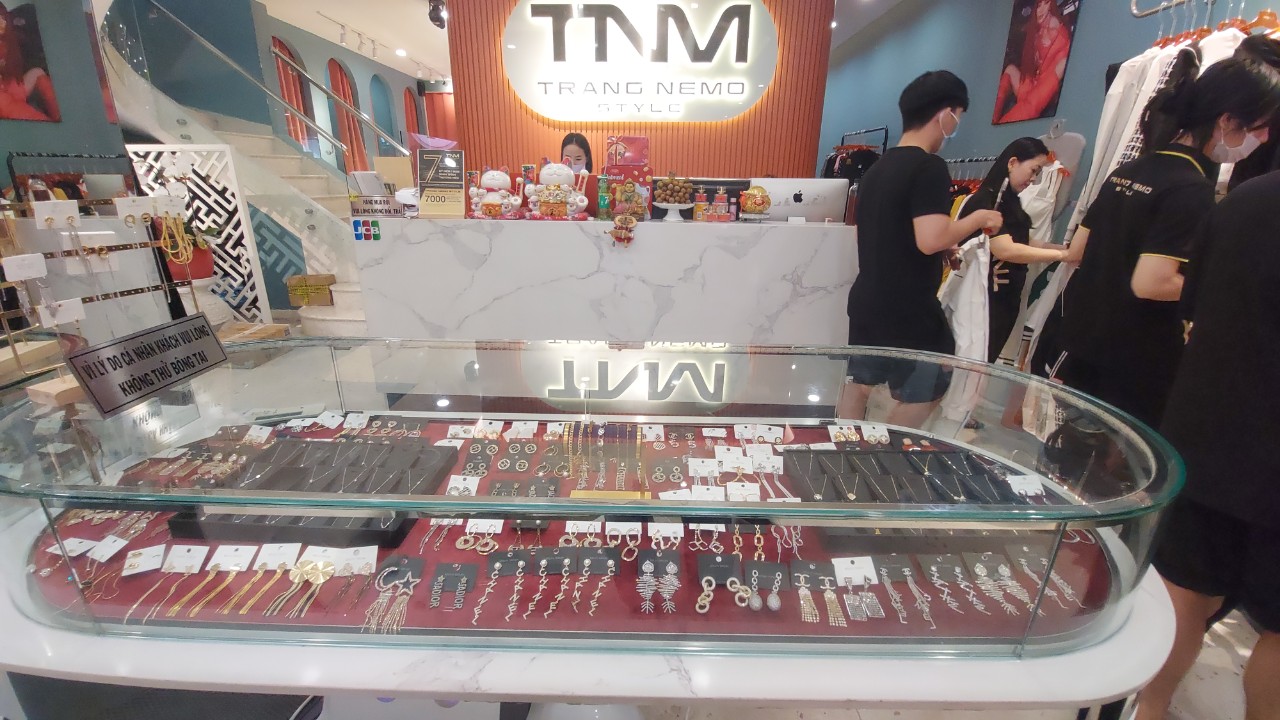 Cận cảnh kiểm tra cửa hàng Trang Nemo, toàn “hàng hiệu” giá bèo từ 300.000 đồng - Ảnh 2.
