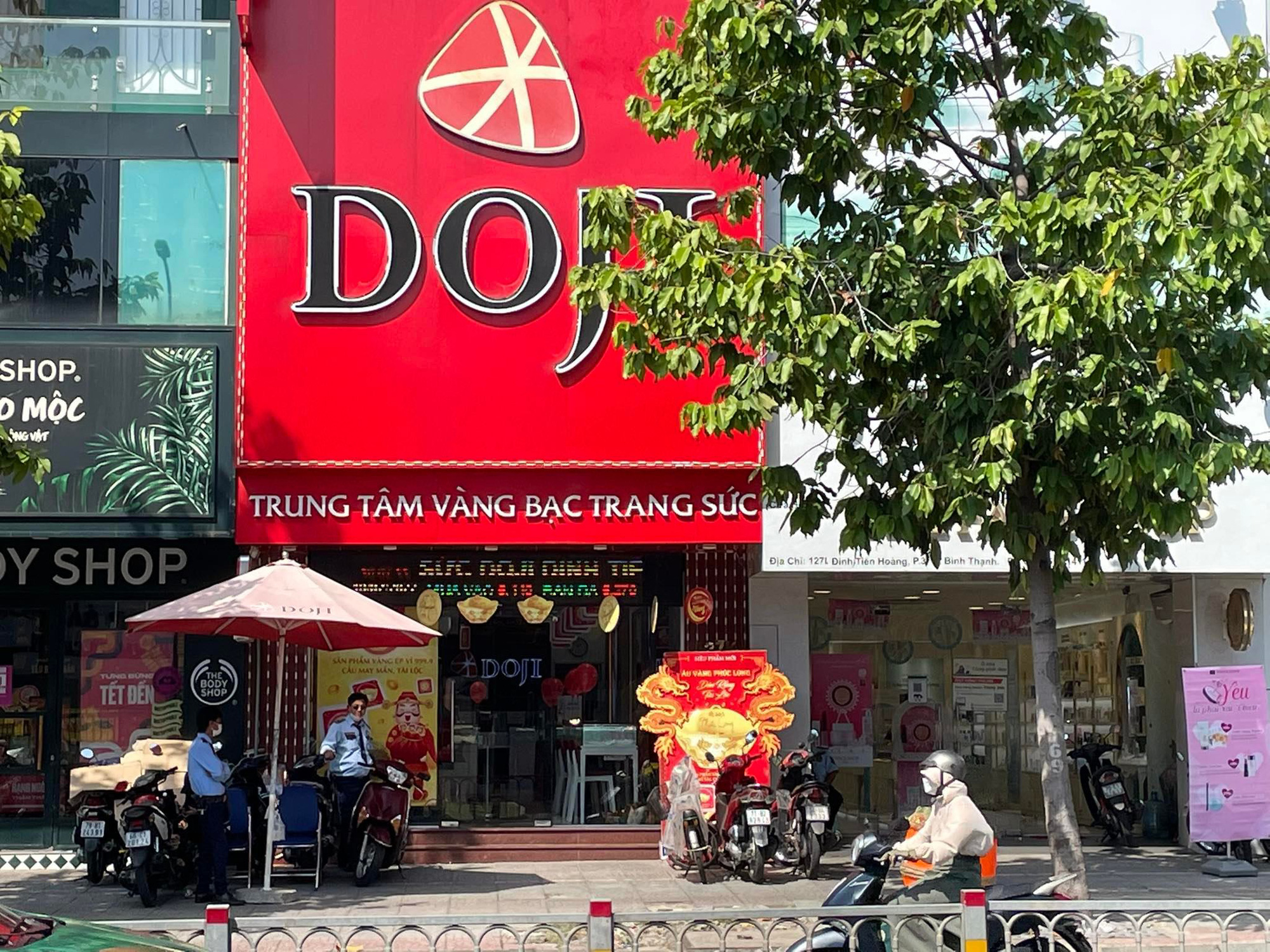 TP. Hồ Chí Minh:  Mua vàng ngày vía thần tài - Đông nghẹt ở khu Bà Chiểu, thưa thớt ở giữa Tân Định - Ảnh 6.