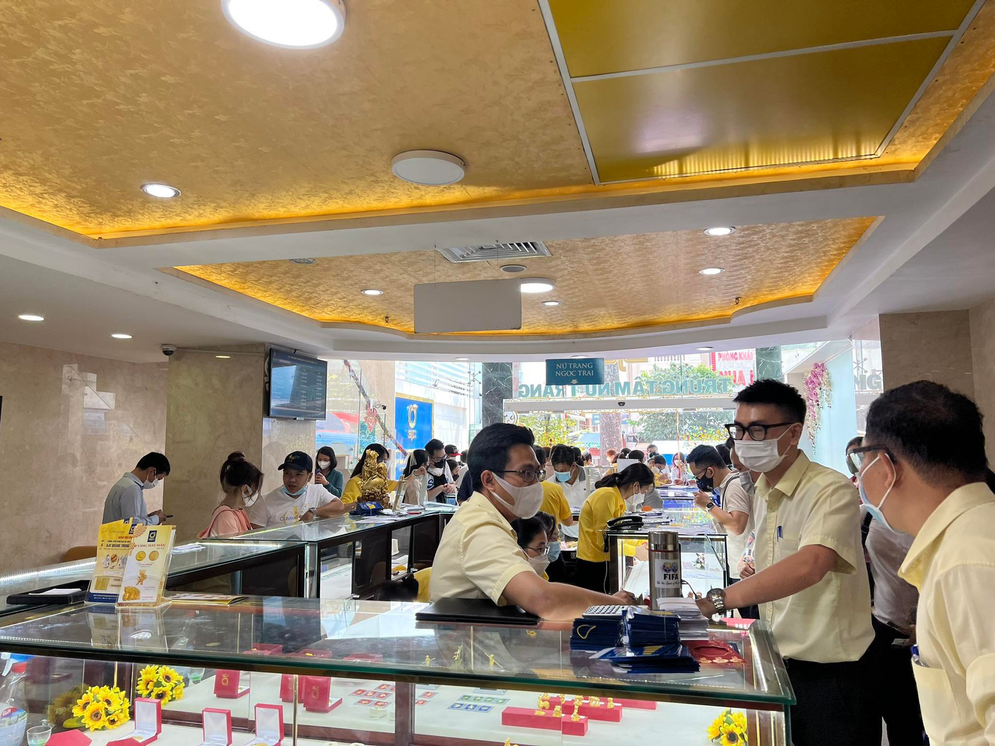 TP. Hồ Chí Minh:  Mua vàng ngày vía thần tài - Đông nghẹt ở khu Bà Chiểu, thưa thớt ở giữa Tân Định - Ảnh 8.