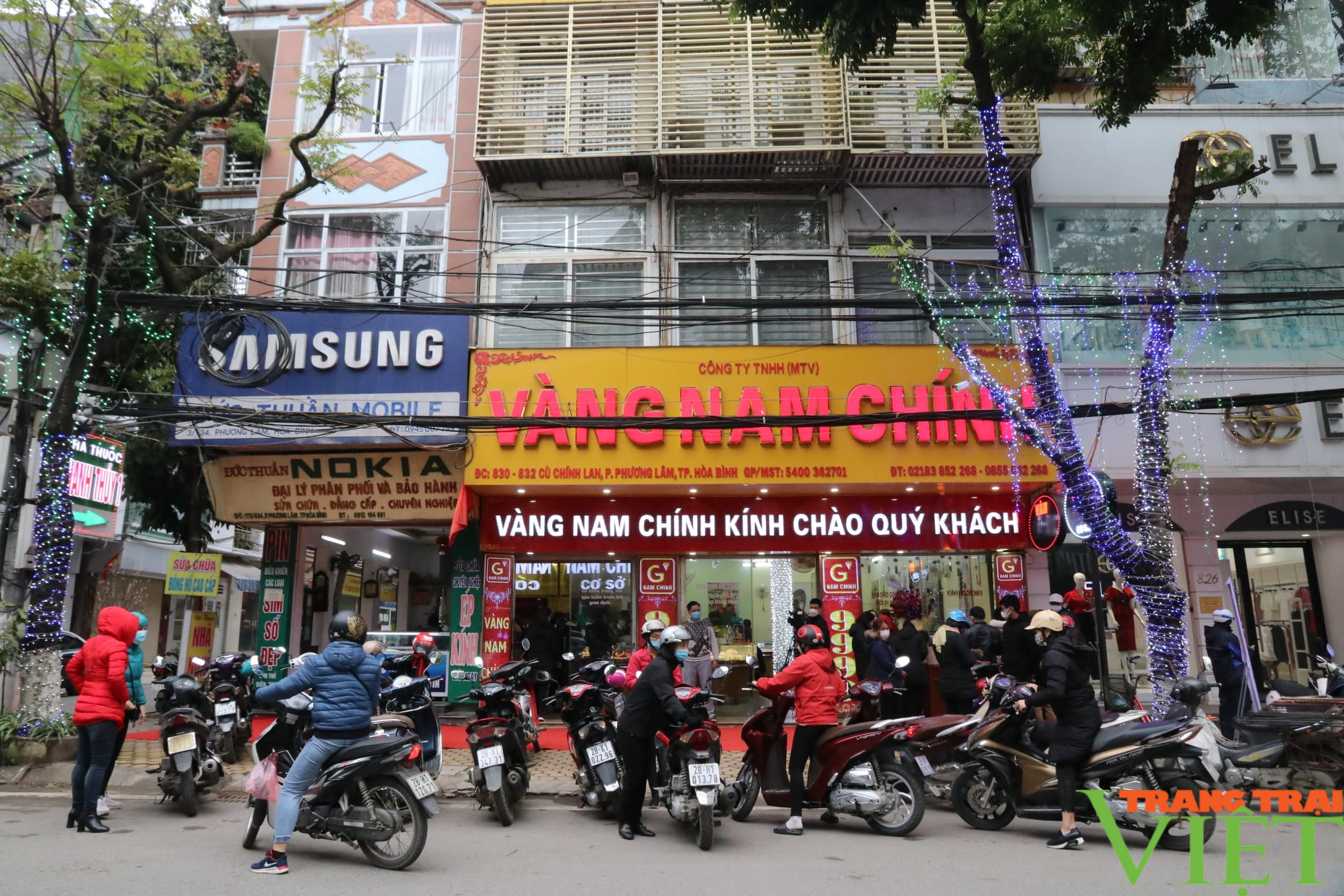 Hoà Bình: Đông đảo người dân đổ đến các cửa hàng mua vàng trong ngày “vía thần tài” - Ảnh 2. Hoà Bình: Đông đảo người dân đổ đến các cửa hàng mua vàng trong ngày “vía thần tài” - Ảnh 2.