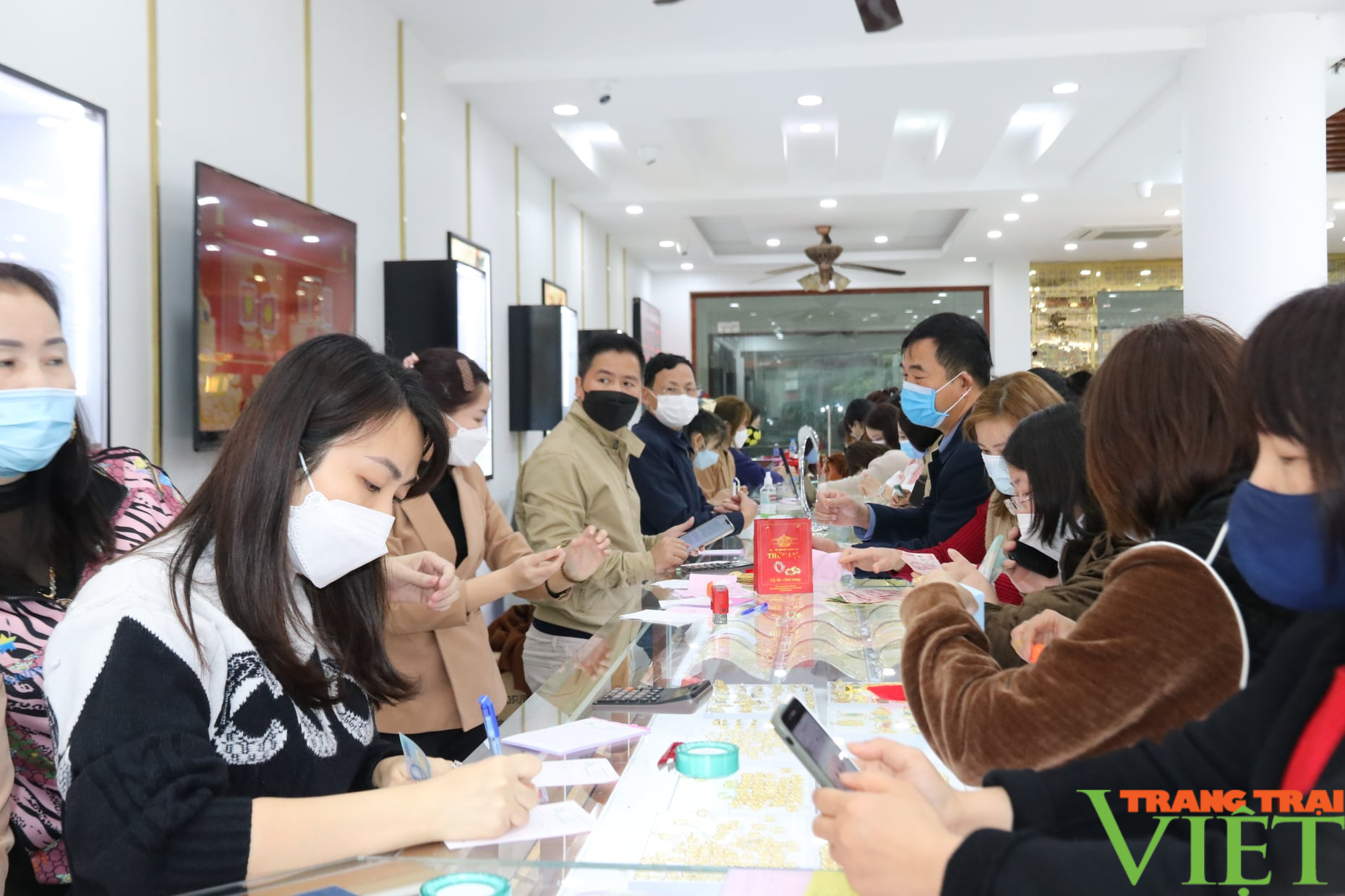 Hoà Bình: Đông đảo người dân đổ đến các cửa hàng mua vàng trong ngày “vía thần tài” - Ảnh 4. Hoà Bình: Đông đảo người dân đổ đến các cửa hàng mua vàng trong ngày “vía thần tài” - Ảnh 4.