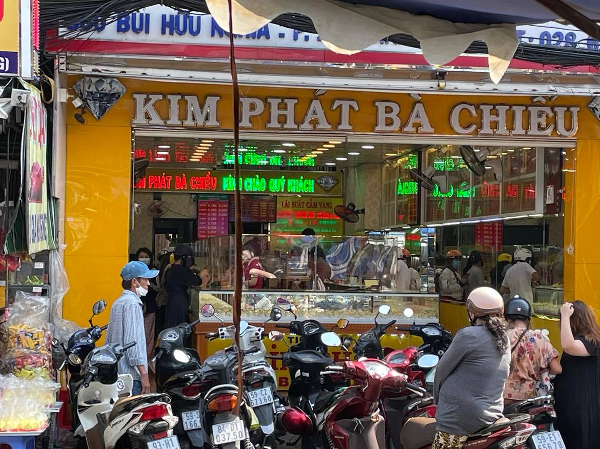 TP. Hồ Chí Minh:  Mua vàng ngày vía thần tài - Đông nghẹt ở khu Bà Chiểu, thưa thớt ở giữa Tân Định - Ảnh 5.