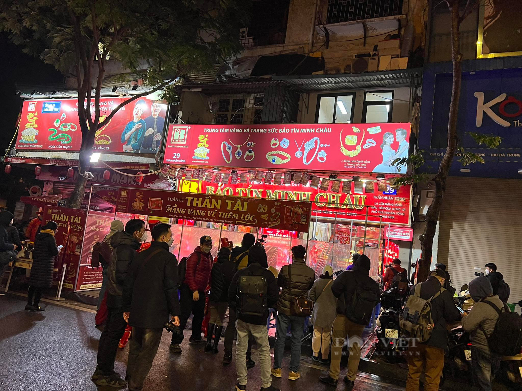 Giá vàng ngày Vía Thần Tài càng về chiều càng chao đảo, giảm cả nửa triệu đồng/lượng - Ảnh 3.