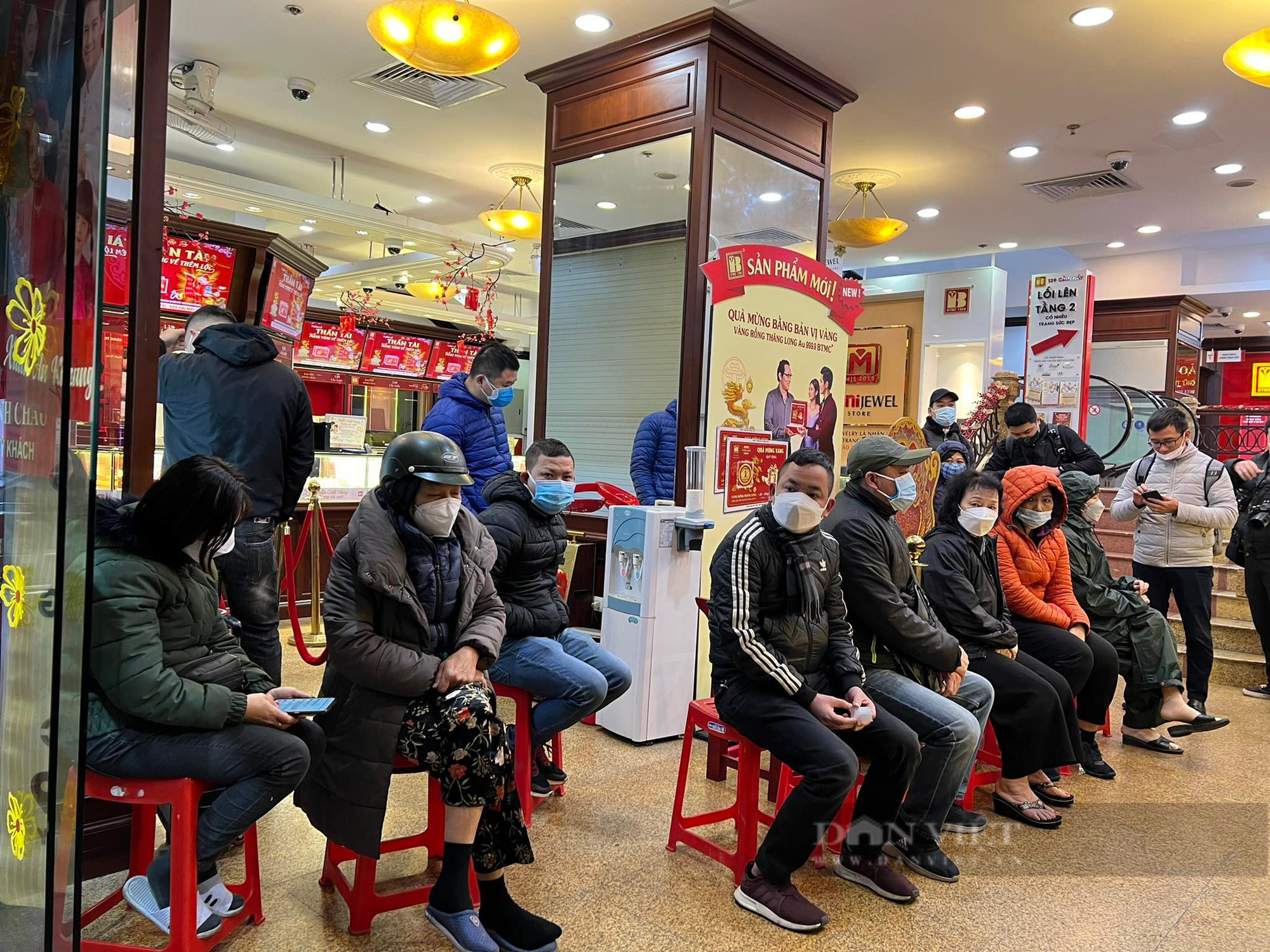 Người dân xếp hàng đi mua vàng, giá vàng trong nước có tăng ngày vía Thần Tài?  - Ảnh 1.