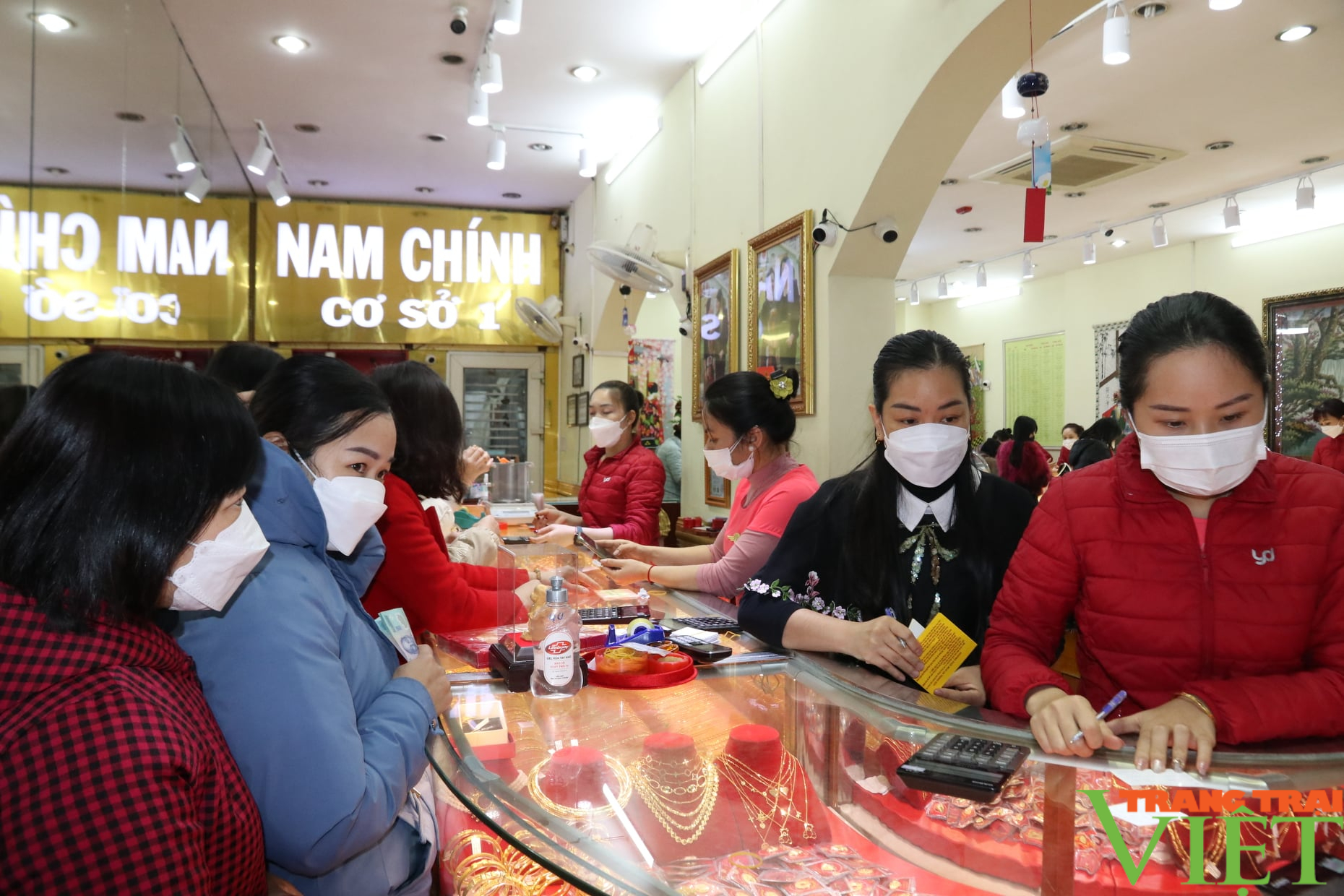 Hoà Bình: Đông đảo người dân đổ đến các cửa hàng mua vàng trong ngày “vía thần tài” - Ảnh 1. Hoà Bình: Đông đảo người dân đổ đến các cửa hàng mua vàng trong ngày “vía thần tài” - Ảnh 1.
