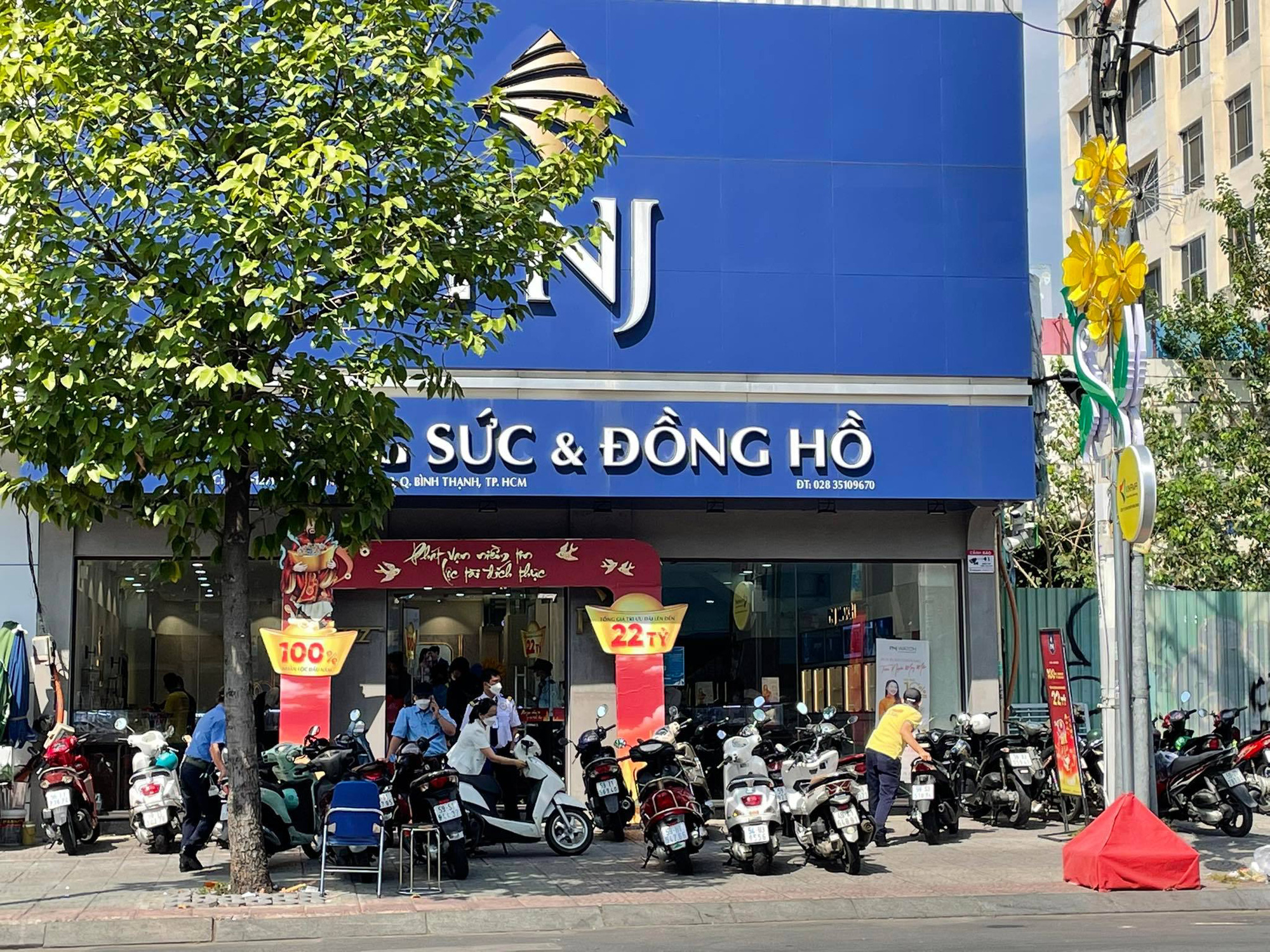 TP. Hồ Chí Minh: Nghịch cảnh mua vàng ngày vía thần tài - Đông nghẹt ở khu Bà Chiểu, thưa thớt ở giữa Tân Định - Ảnh 4.