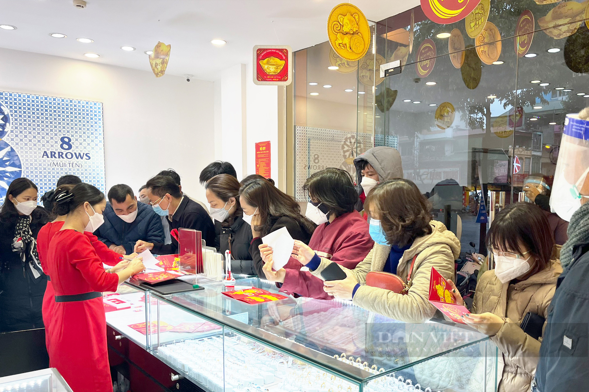Người dân đội mưa, xếp hàng từ 5h sáng để mua vàng vía thần tài - Ảnh 11.