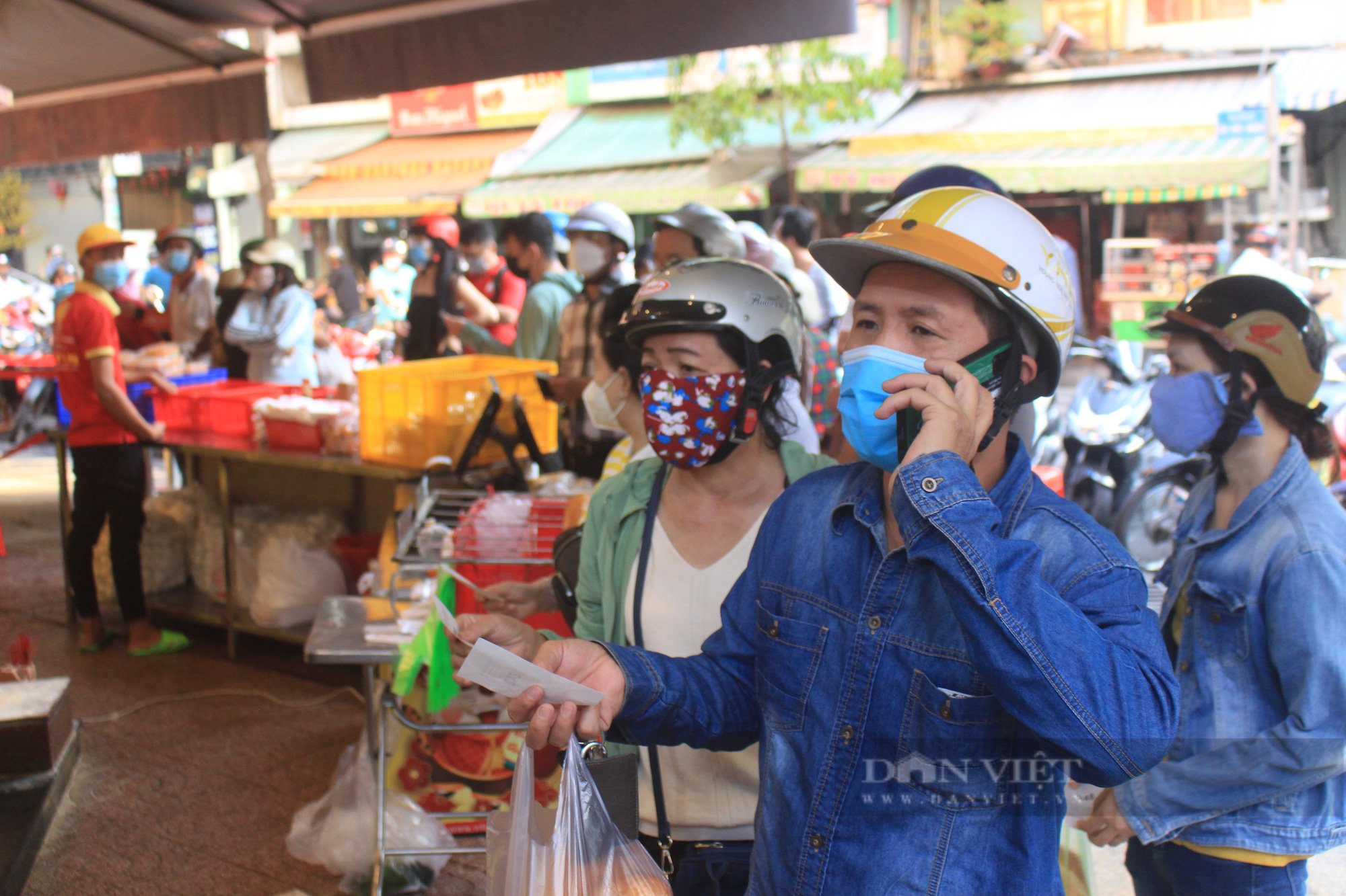 Bốc số, xếp hàng mua heo quay; tôm cá, hoa đồng tiền tăng giá gấp đôi - Ảnh 1.