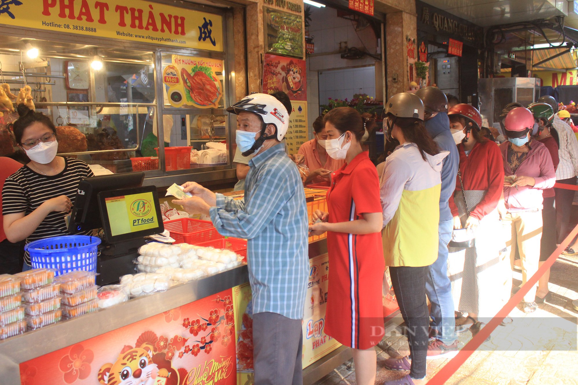 Bốc số, xếp hàng mua heo quay; tôm cá, hoa đồng tiền tăng giá gấp đôi - Ảnh 3.