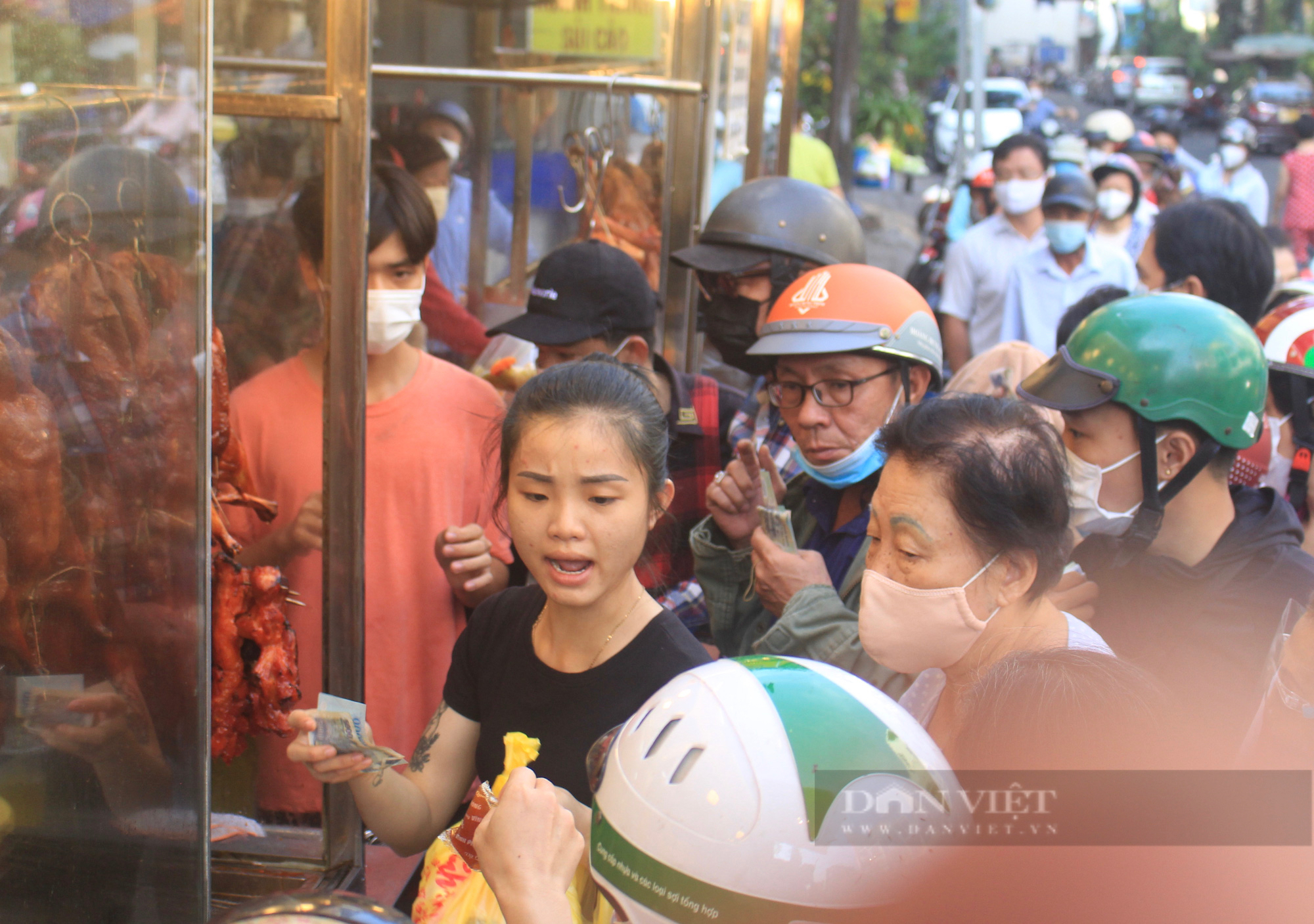 Bốc số, xếp hàng mua heo quay; tôm cá, hoa đồng tiền tăng giá gấp đôi - Ảnh 2.
