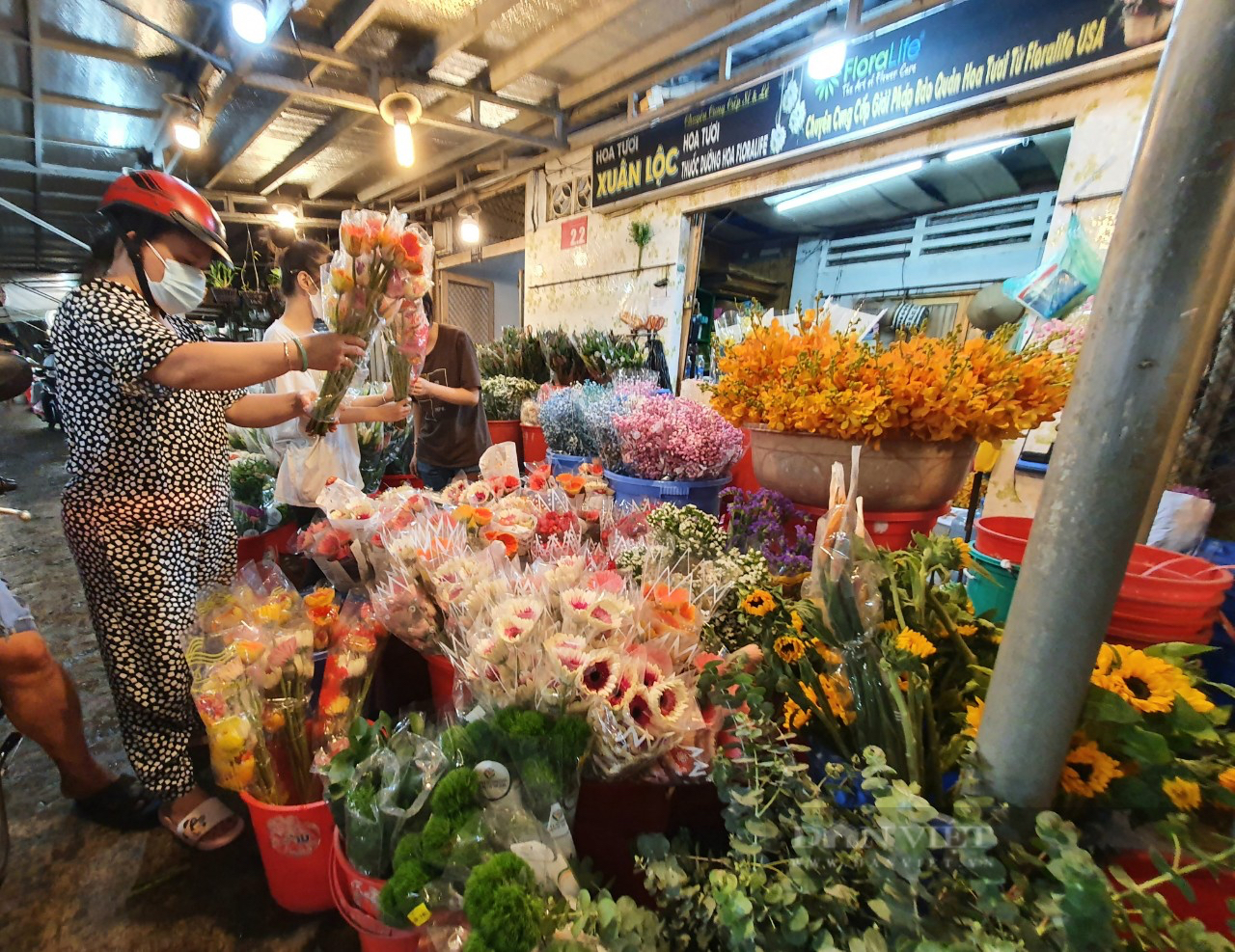 Bốc số, xếp hàng mua heo quay; tôm cá, hoa đồng tiền tăng giá gấp đôi - Ảnh 6.