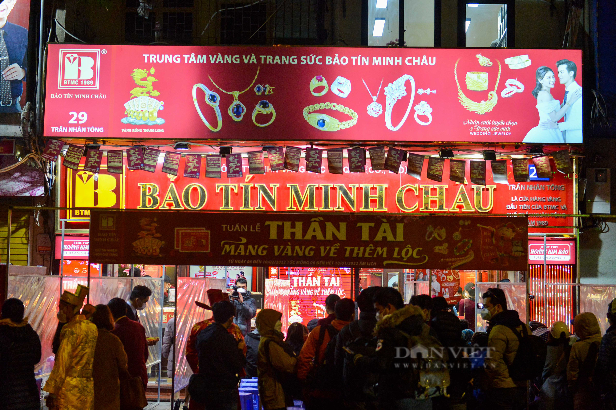 Người dân đội mưa, xếp hàng từ 5h sáng để mua vàng vía thần tài - Ảnh 4.