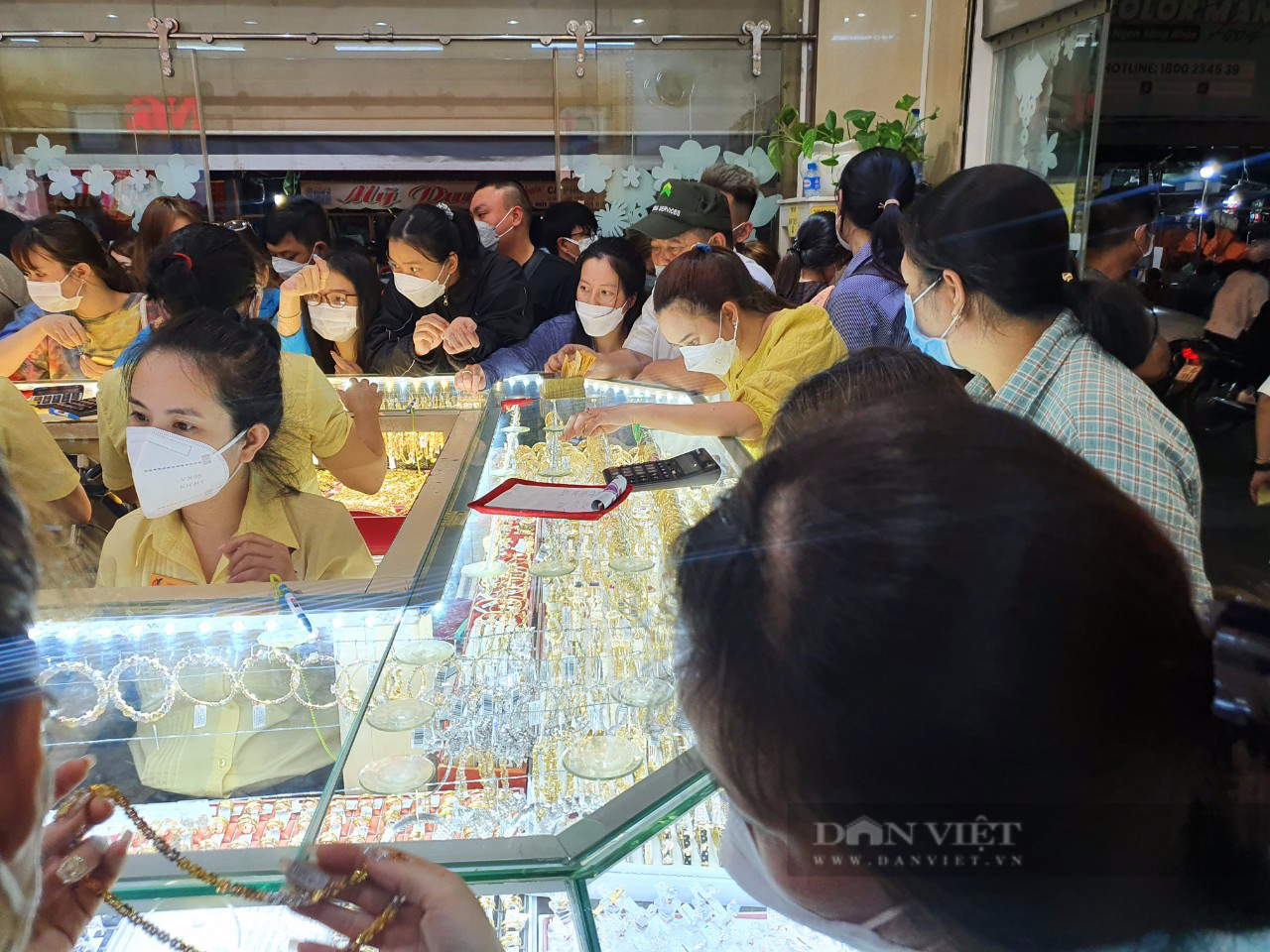 Biển người trong tiệm vàng tới nửa đêm, chủ phải “đuổi” khách - Ảnh 8.