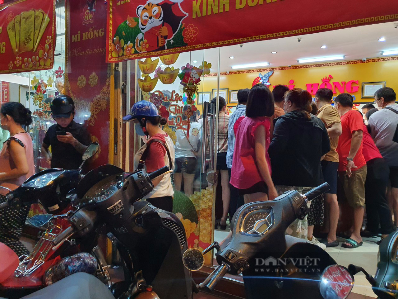 Biển người trong tiệm vàng tới nửa đêm, chủ phải “đuổi” khách - Ảnh 9.
