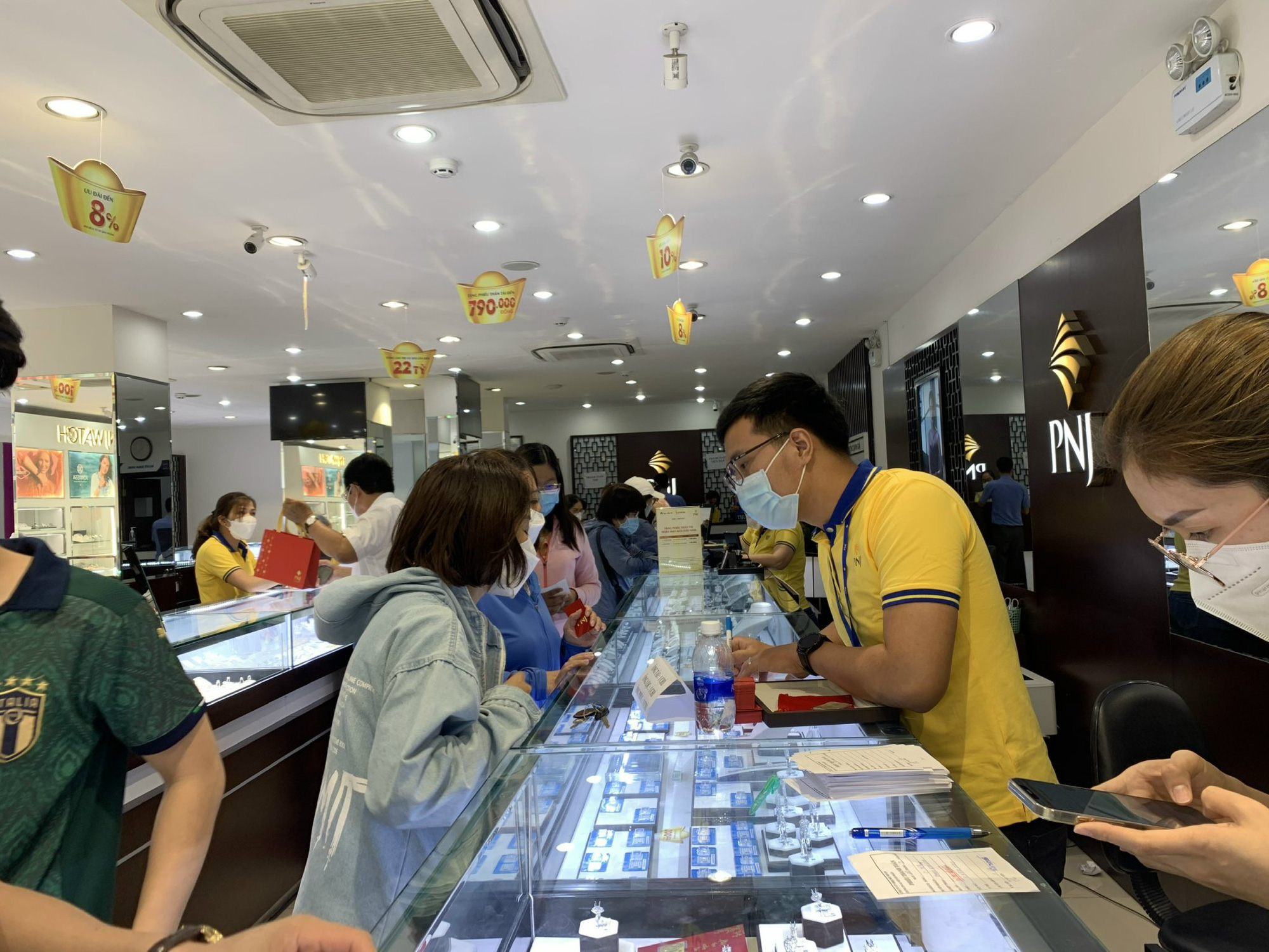 Giá vàng tăng vọt ngày Vía Thần tài, người Sài Gòn tranh thủ bán vàng &quot;chốt lời&quot;  - Ảnh 1.