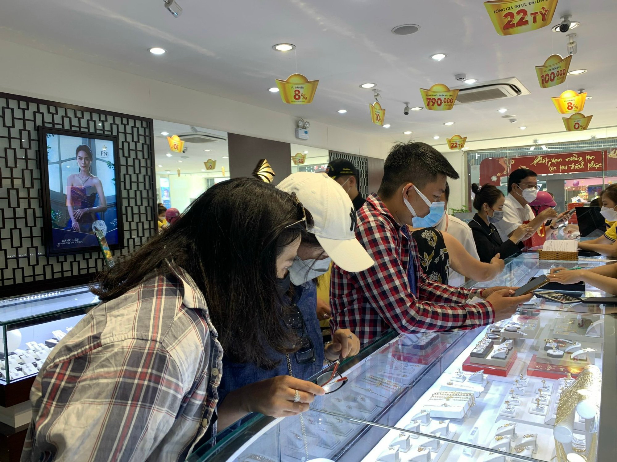 Giá vàng tăng vọt ngày Vía Thần tài, người Sài Gòn tranh thủ bán vàng &quot;chốt lời&quot;  - Ảnh 5.