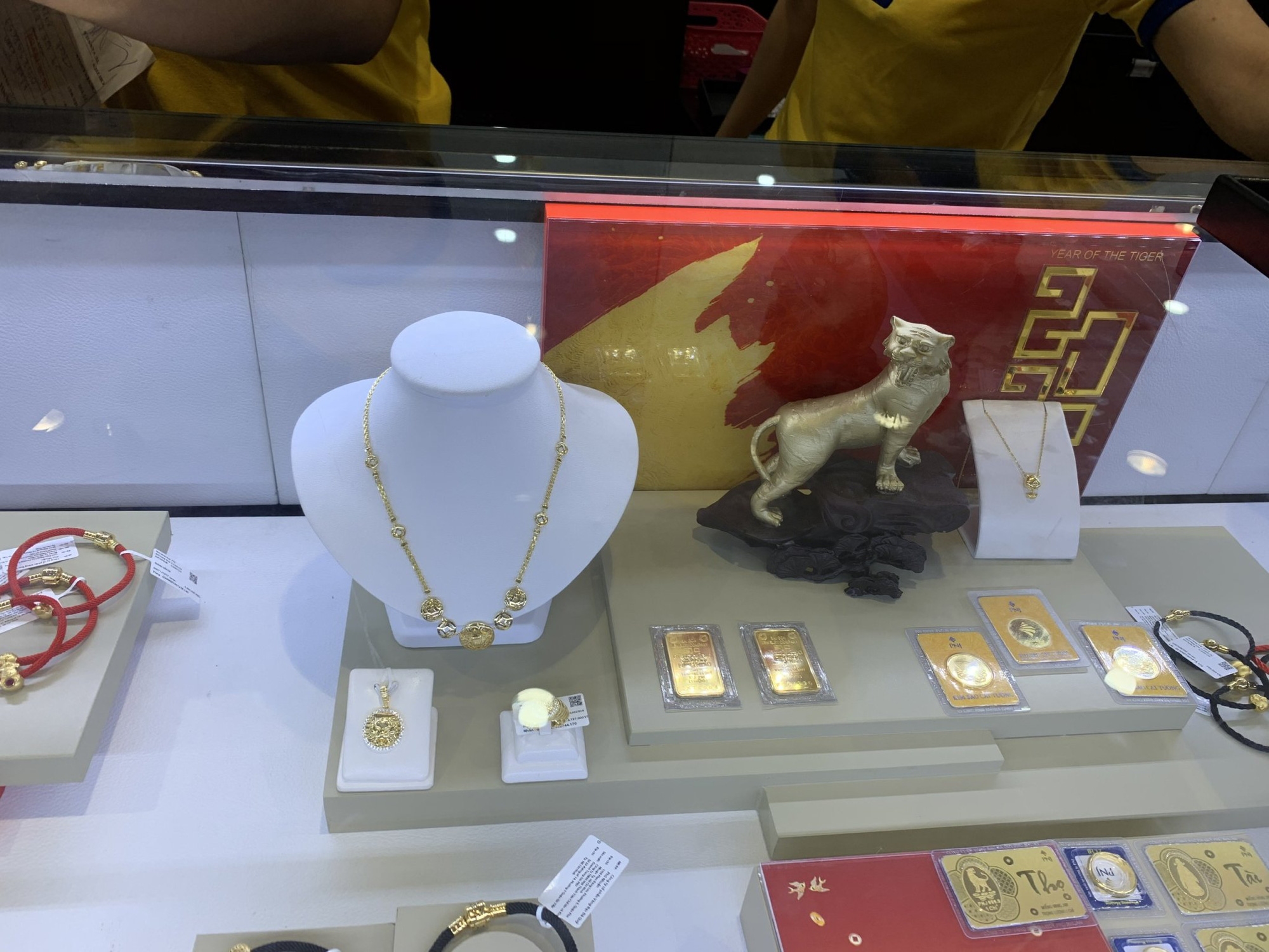 Giá vàng tăng vọt ngày Vía Thần tài, người Sài Gòn tranh thủ bán vàng &quot;chốt lời&quot;  - Ảnh 6.