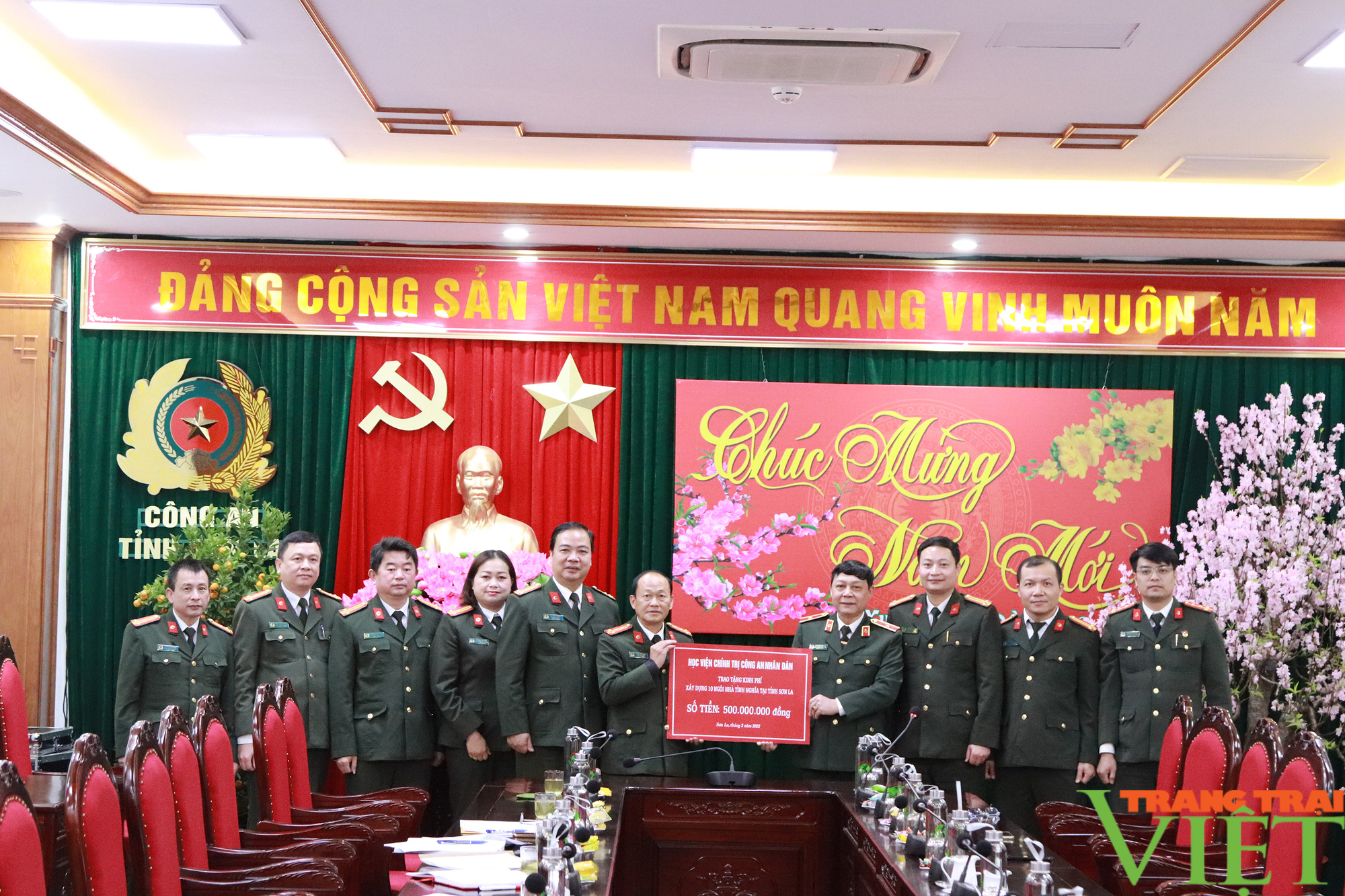 Học viện chính trị CAND: Trao tặng 500 triệu đồng xây nhà tình nghĩa ở Sơn La - Ảnh 2. Học viện chính trị CAND: Trao tặng 500 triệu đồng xây nhà tình nghĩa ở Sơn La - Ảnh 2.