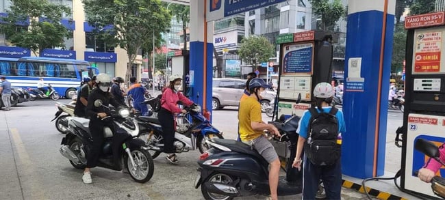 Trước giờ điều chỉnh giá xăng, TP.HCM quyết định thanh, kiểm tra đột xuất cửa hàng xăng dầu  - Ảnh 1.