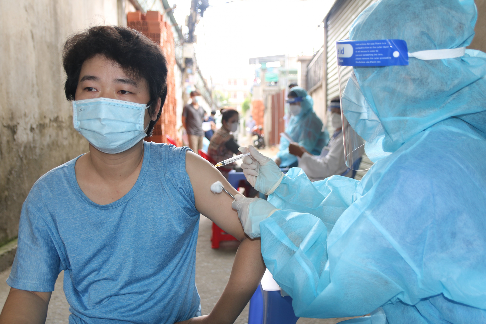 Covid-19 ngày 12/2: Đã tiêm được hơn 185 triệu liều vaccine - Ảnh 2.