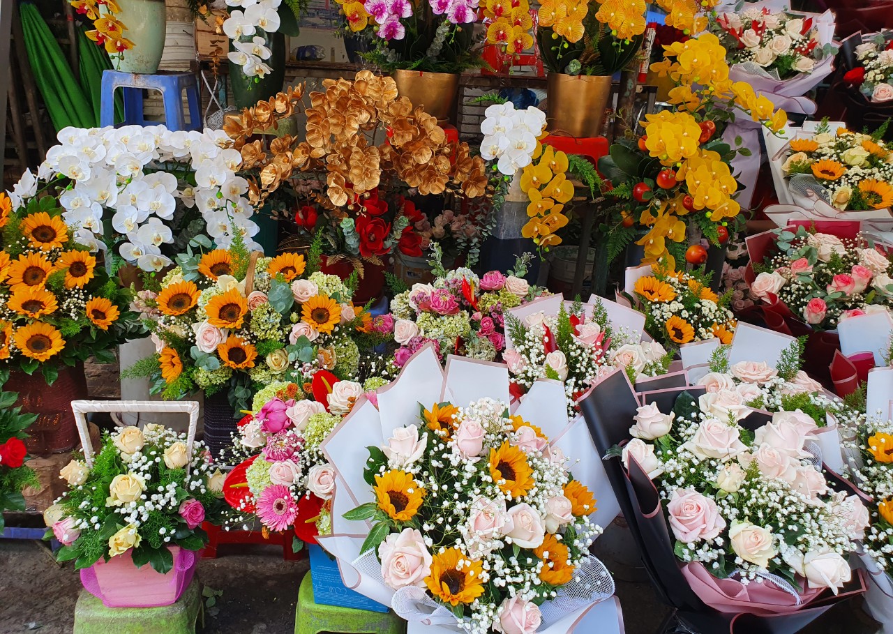 Giá hoa hồng tăng vọt, hoa ngoại bán tốt lễ Valentine - Ảnh 3.