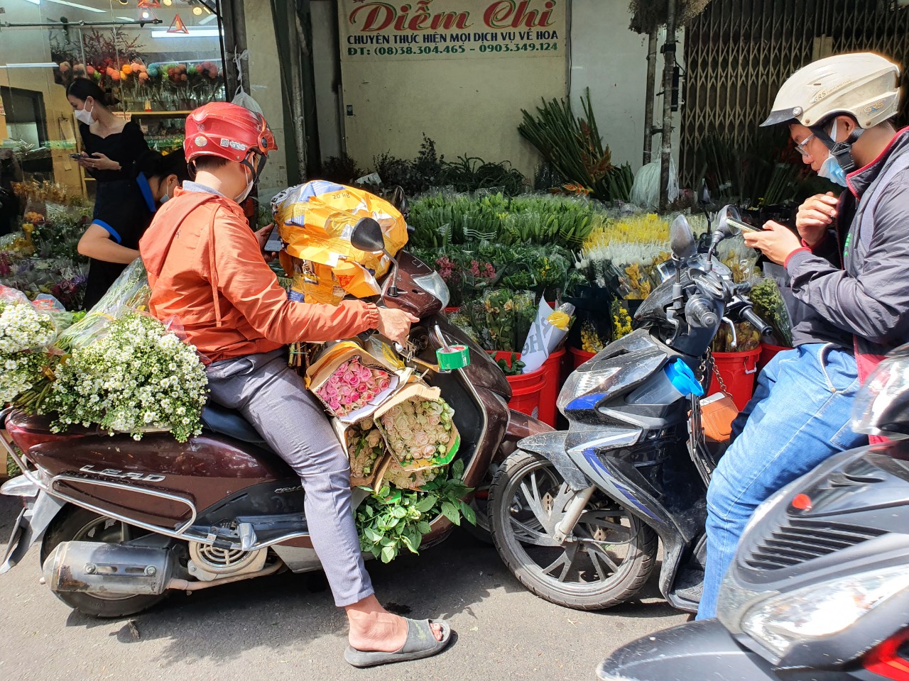 Giá hoa hồng tăng vọt, hoa ngoại bán tốt lễ Valentine - Ảnh 2.