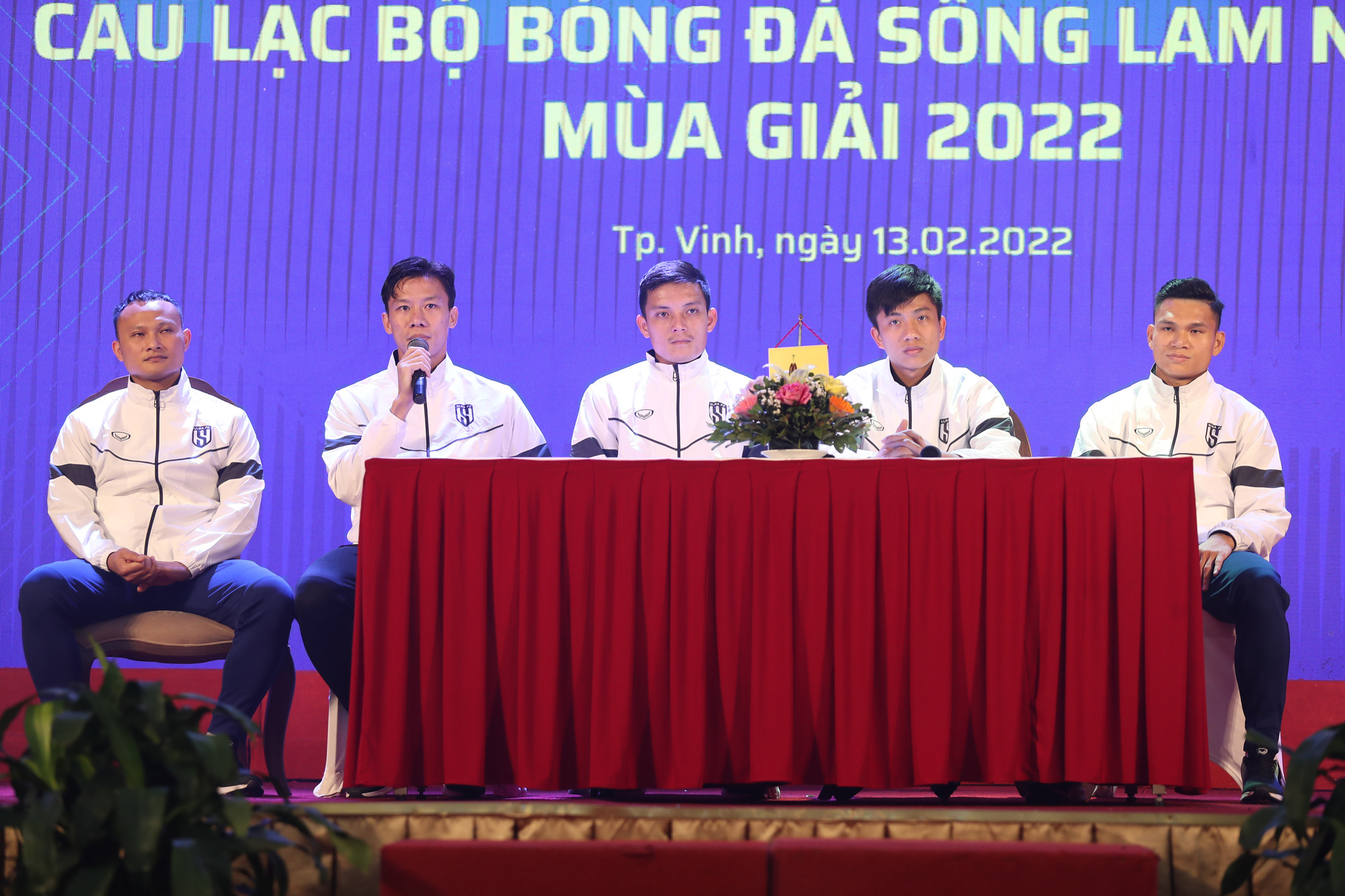 Trọng Hoàng: &quot;Hạnh phúc khi trở về nhà cống hiến cho CLB SLNA&quot; - Ảnh 1.