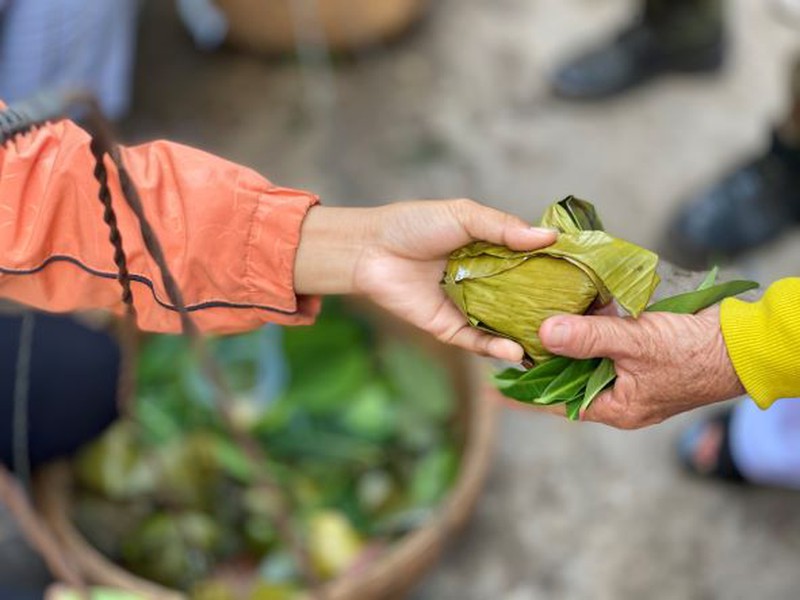 Độc đáo phiên chợ lấy lá làm tiền - Ảnh 2. Độc đáo phiên chợ lấy lá làm tiền - Ảnh 2.