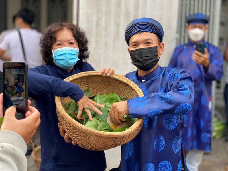 Độc đáo phiên chợ lấy lá làm tiền - Ảnh 9. Độc đáo phiên chợ lấy lá làm tiền - Ảnh 9.