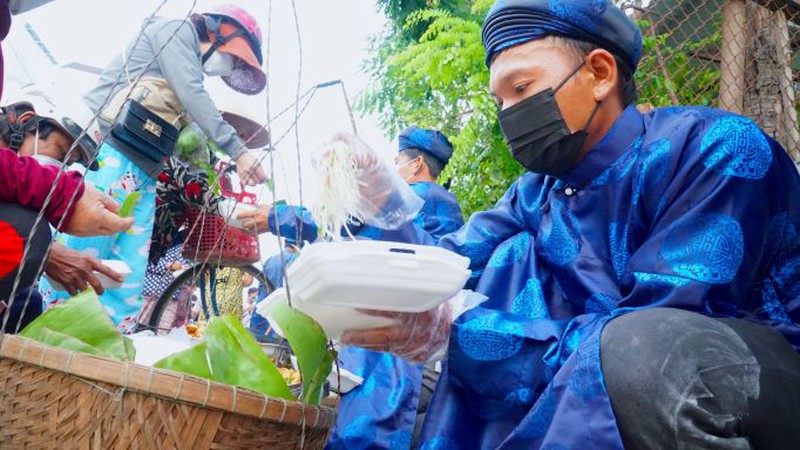 Độc đáo phiên chợ lấy lá làm tiền - Ảnh 1. Độc đáo phiên chợ lấy lá làm tiền - Ảnh 1.