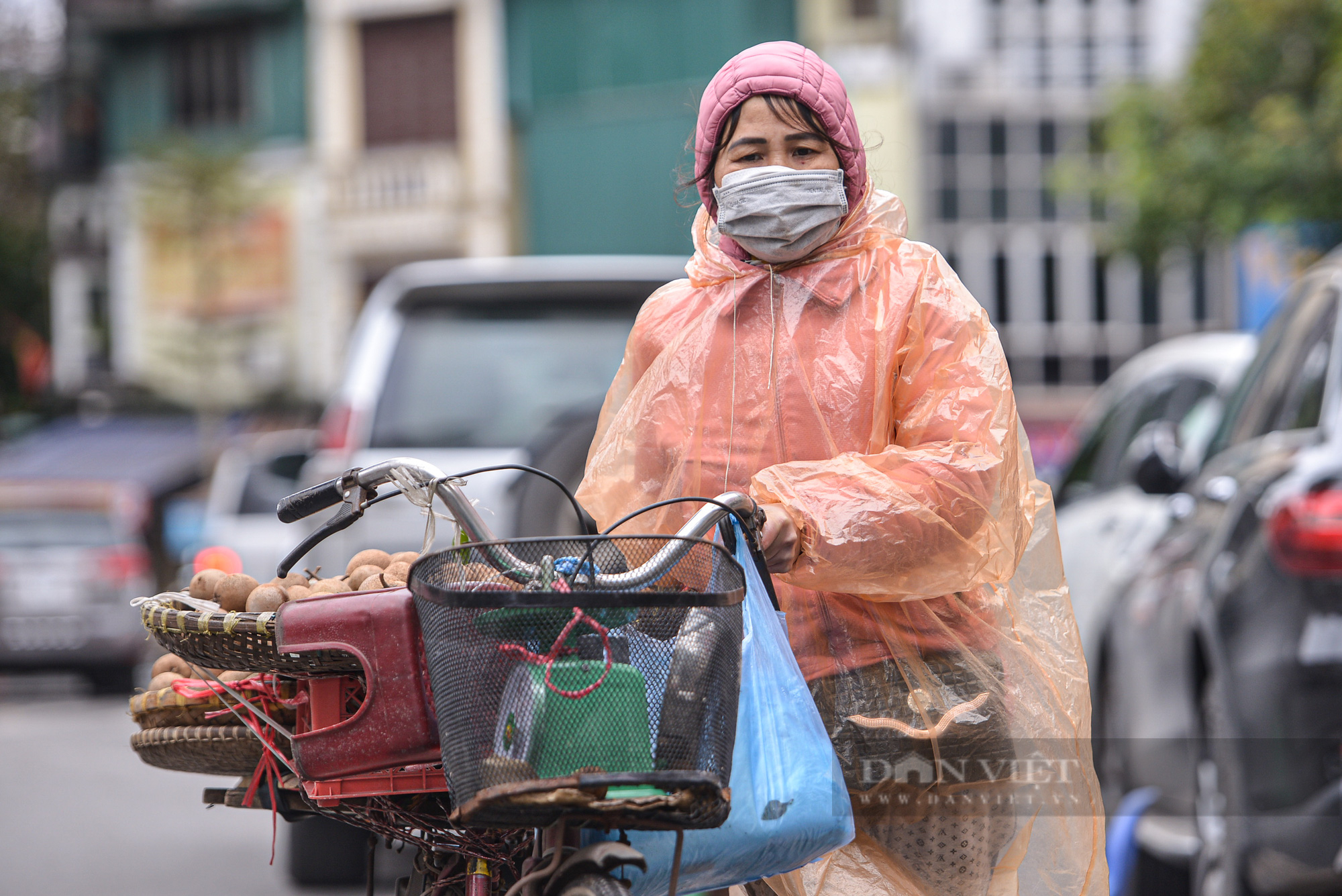 Cuộc sống người dân Hà Nội đảo lộn khi trời giá buốt, mưa phùn - Ảnh 9.