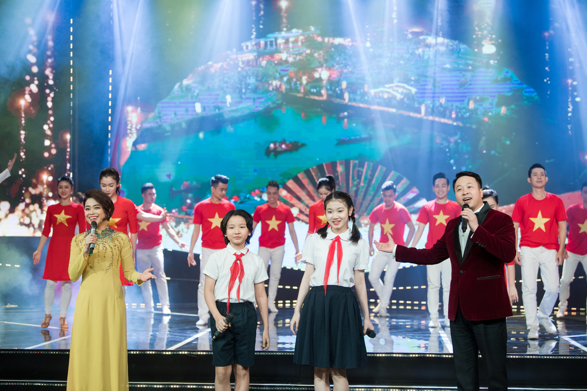 Chương trình nghệ thuật “Mãi mãi là sao sáng dẫn đường” khơi dậy tình yêu và khát vọng cống hiến - Ảnh 6.