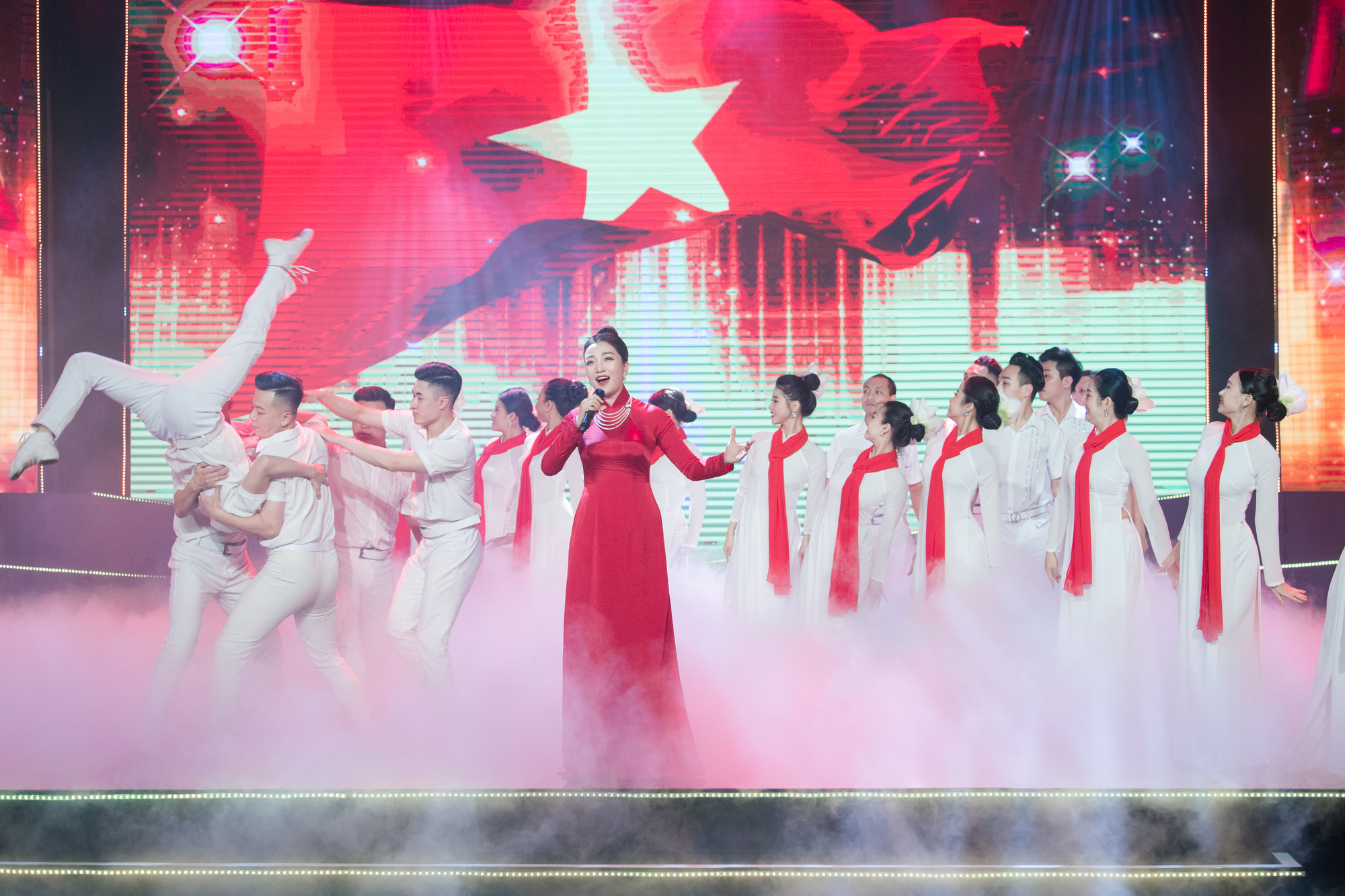 Chương trình nghệ thuật “Mãi mãi là sao sáng dẫn đường” khơi dậy tình yêu và khát vọng cống hiến - Ảnh 1.