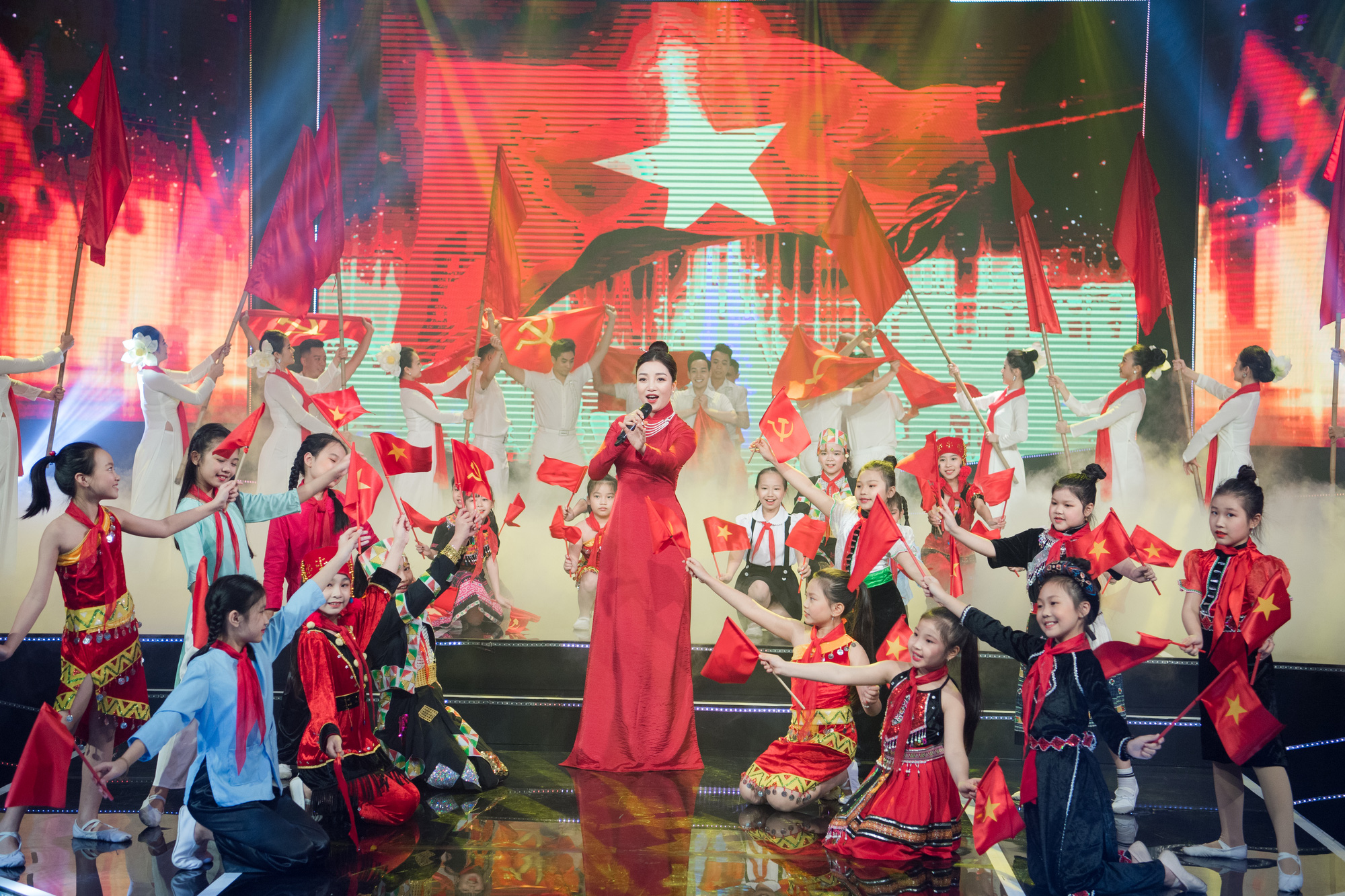 Chương trình nghệ thuật “Mãi mãi là sao sáng dẫn đường” khơi dậy tình yêu và khát vọng cống hiến - Ảnh 5.
